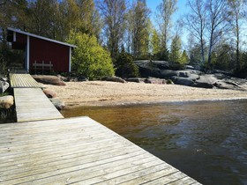 Bild på Vedholmens strand från bryggan