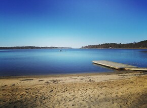 Bild på Vedholmens strand från stranden 