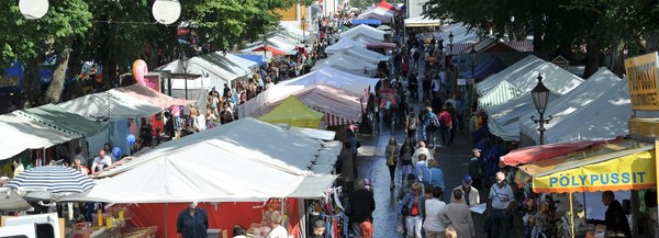 Rader av stånd på Sommarmarknaden i Kristinestad, bild.