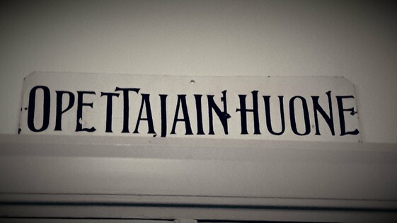 Opettajainhuone teksti oven päällä