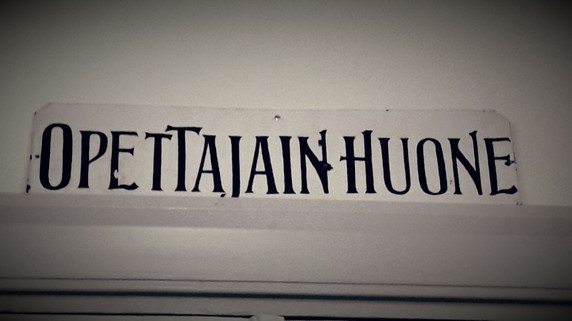 Opettajainhuone teksti oven päällä