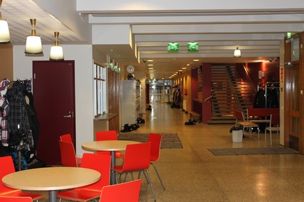 yläkoulun pääkäytävä