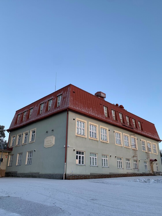 koulurakennus edesta