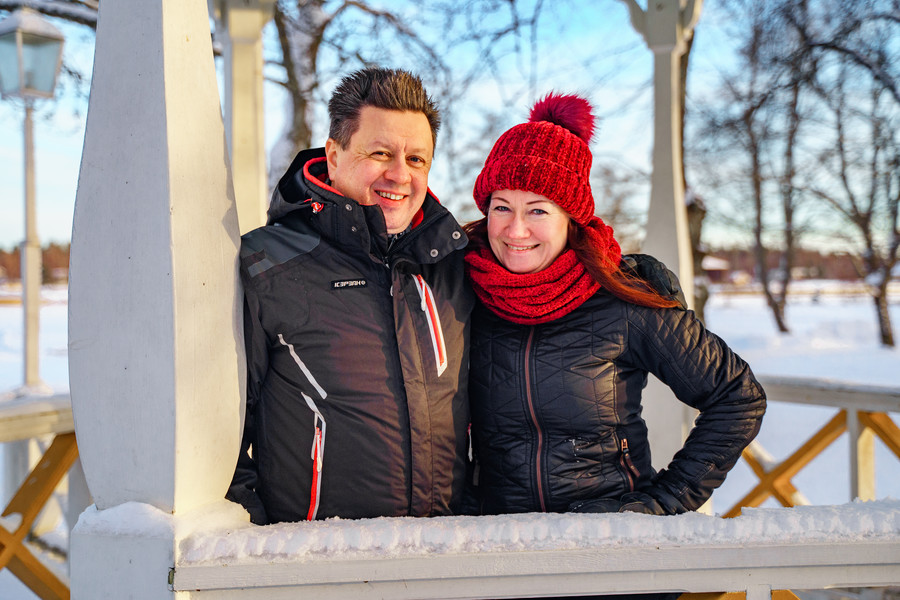 Kinno ja Satu talvisessa Saunapuistossa.