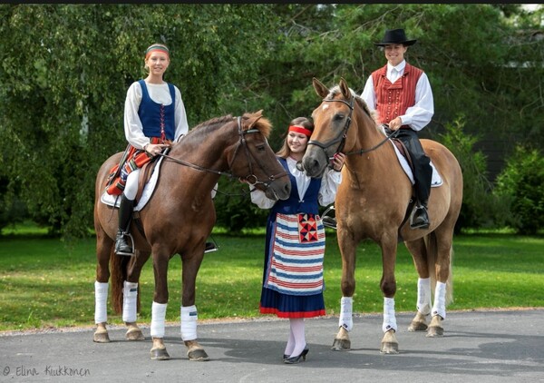 kansallispuvut ja suomenhevoset