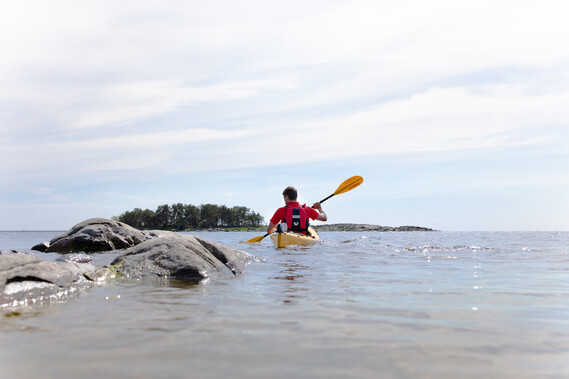 A person is SUP-boarding at sea outside Kristinestad.