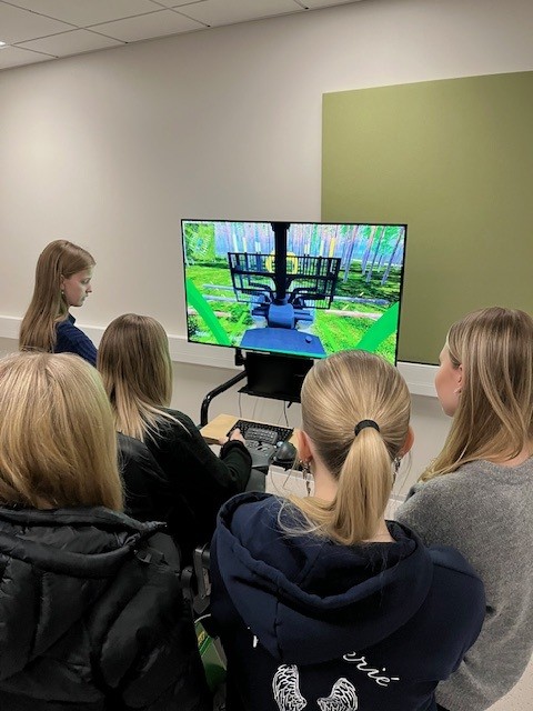 simulaattorin luona opiskelijoita