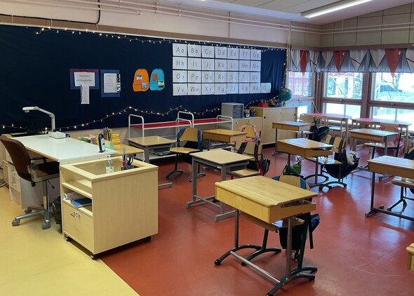 bild av ett klassrum med blåa gardiner