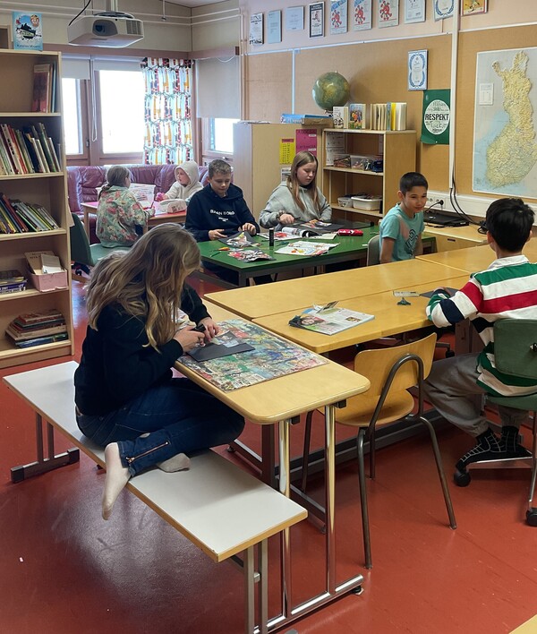 elever sitter och jobbar i ett klassrum