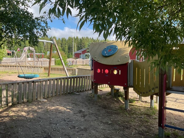 Härkmeri förskolas grönskande och inbjudande gårdsplan