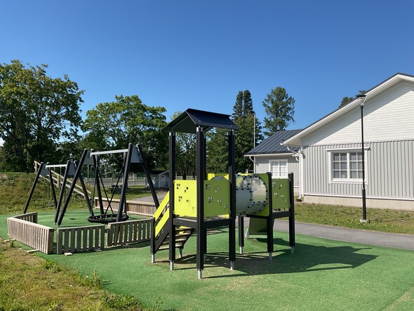 bild av Lappfjärds förskolas gårdsplan med gungor, spindelgunga, klätterställ
