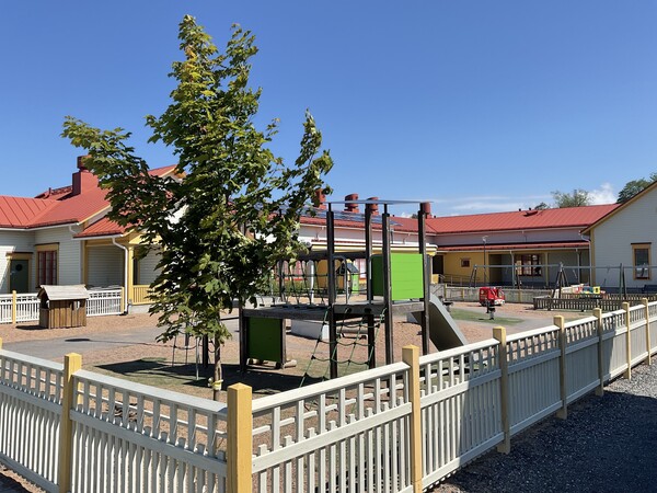 bild av krs förskolas gardsplan med krs daghem i bakgrunden