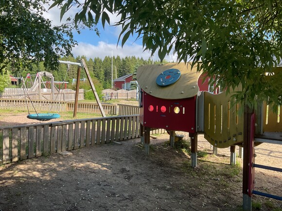 kuva Härkmeri förskolan vihertävästä pihasta