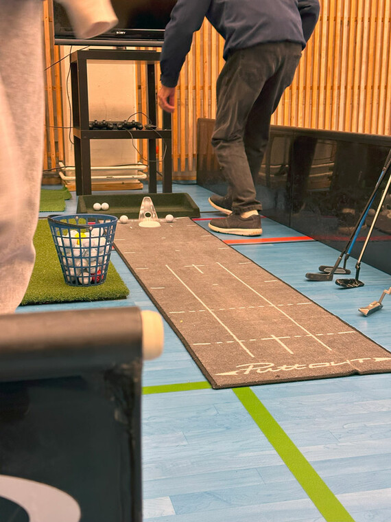 Mässbesökarna provar på golf.