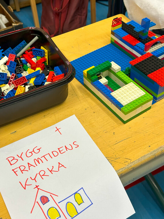 En låda full med lego.