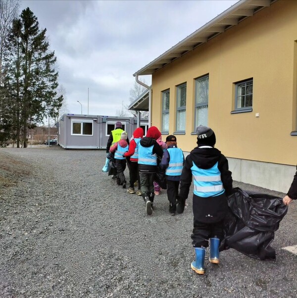 Barn som plockar skrp