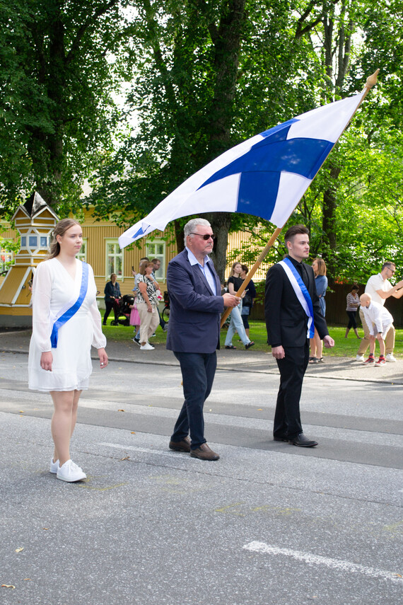 Suomen lippu yhdistyskulkueessa.