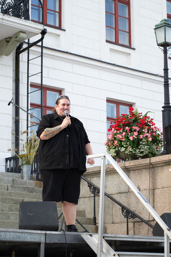 Antti Railio esiintyy.