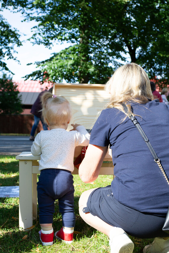 Pieni lapsi kurkkaa laatikkoon.
