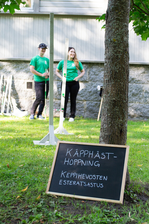 4H-yhsistyksen keppihevosten  esteratsastus.