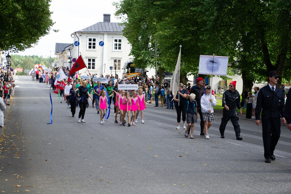 Yhdistyskulkue raatihuoneenpuistossa. 