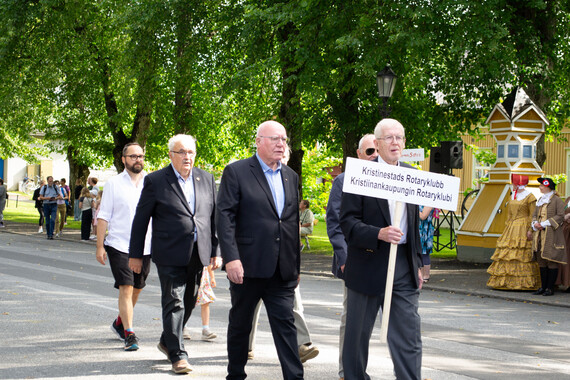 Yhdistyskulkue raatihuoneenpuistossa. 
