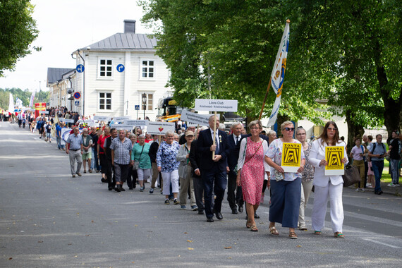 Yhdistyskulkue raatihuoneenpuistossa. 
