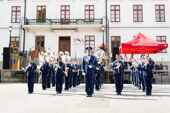 Närpes skolmusikkår raatihuoneen edustalla.