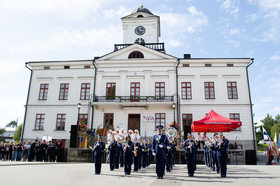 Närpes skolmusikkår raatihuoneen edustalla.