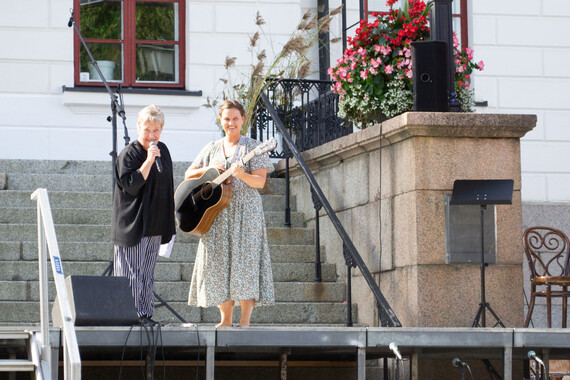 Sofie Lundell esiintyy.