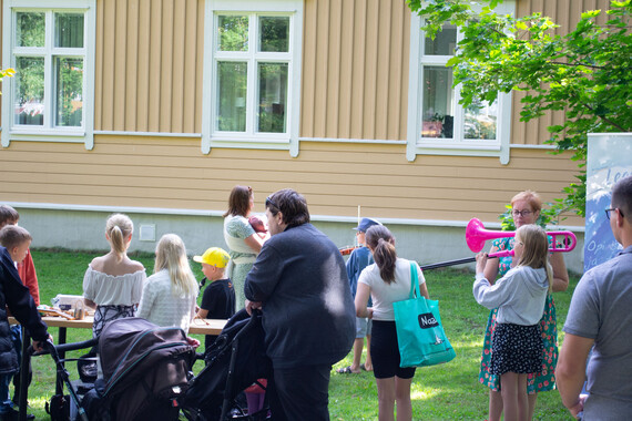 Toimintaa puistossa.