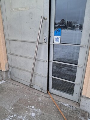 Ovi raollaan luudalla kiilattuna.