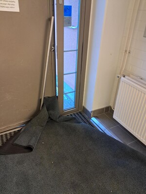 Ovi raollaan kynnysmatolla kiilattuna.