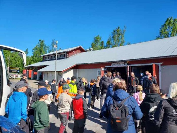 Eleverna får instruktioner inför gocartingen.