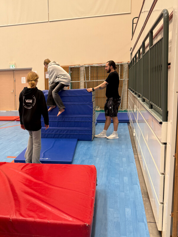Elever hoppar över hinder i Kristinahallen.