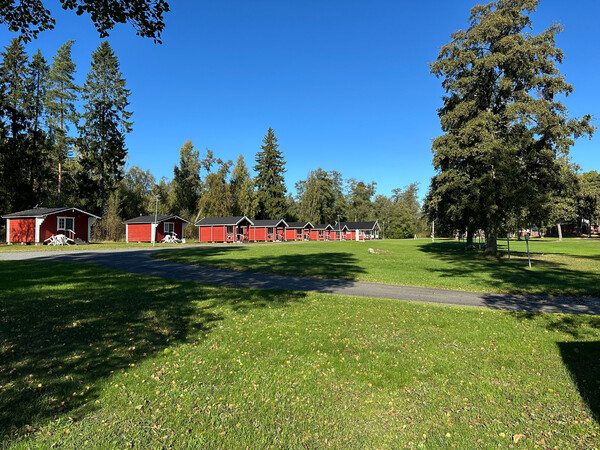Röda stugor på campingområdet.